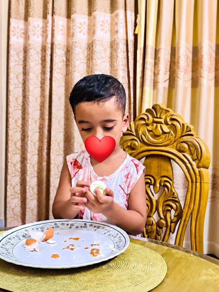 ছোট্ট রুশদান খাবার খাচ্ছে